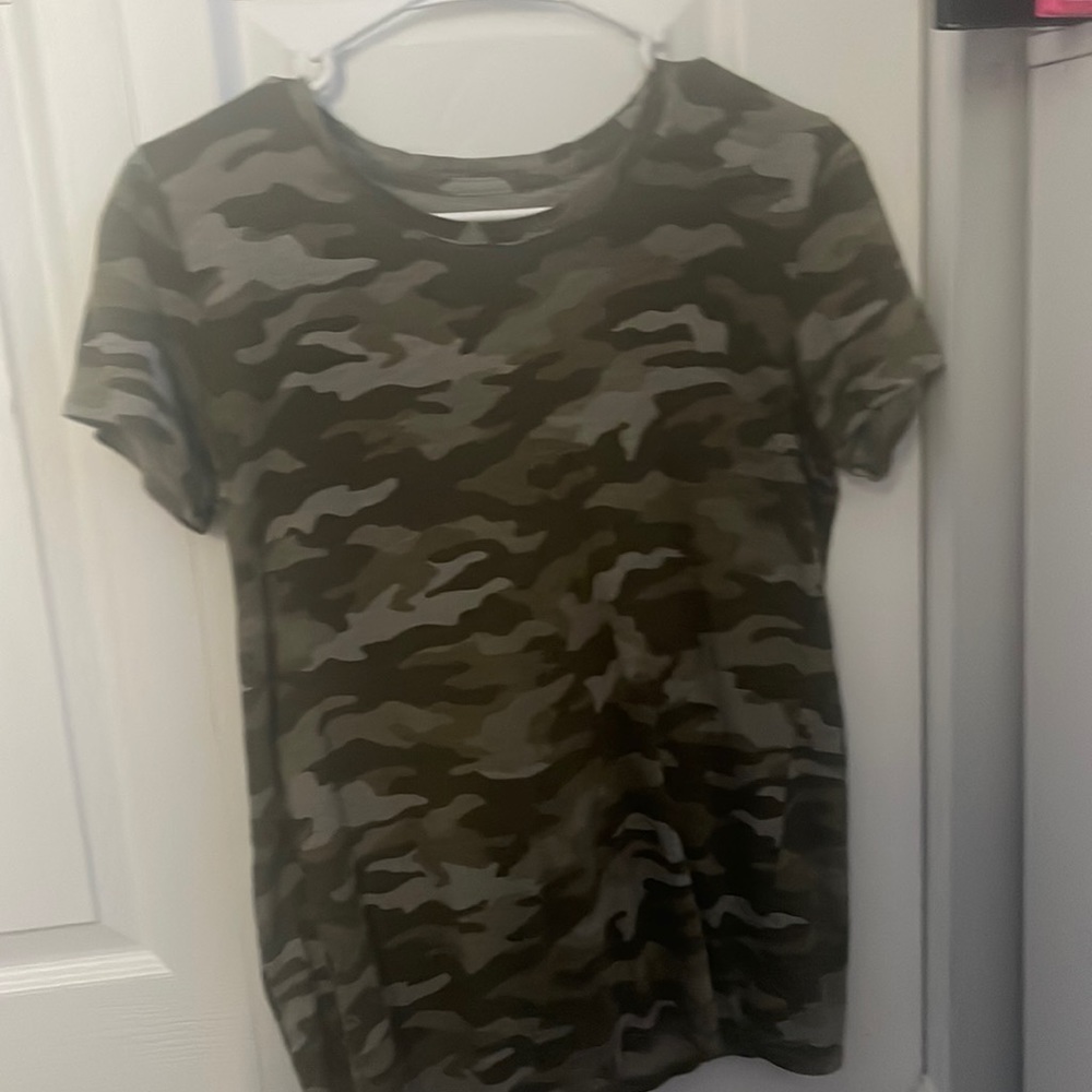 Pink/Victoria Secret, camo t-shirt, size small